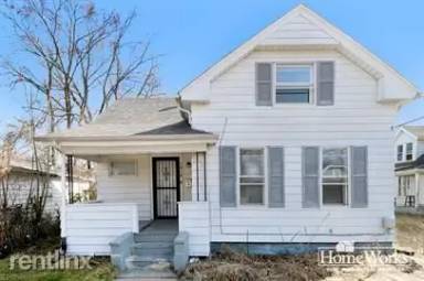 Main picture of 1610 Marine St