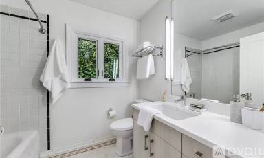 Main picture of 3809 E Madison St