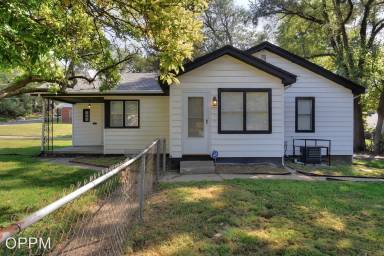 Main picture of 5615 Fontenelle Blvd