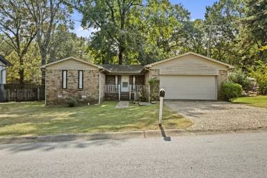 Main picture of 19 Lucy Ln