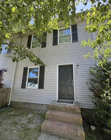 Main picture of 723 Hemlock St