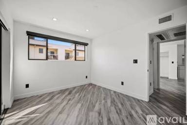 Main picture of 955 N Oxford Ave