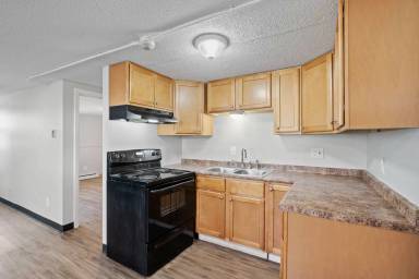 Main picture of 1086 S Broadway