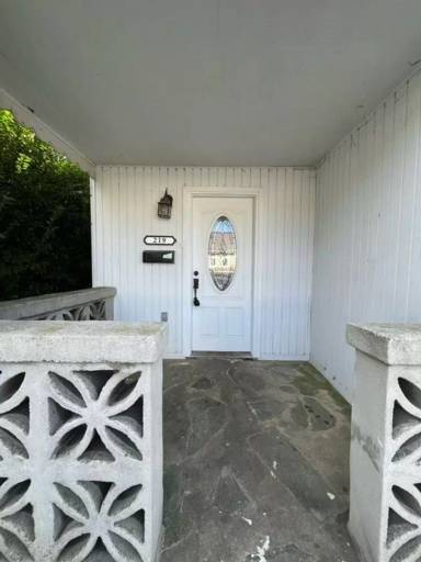 Main picture of 219 W High St