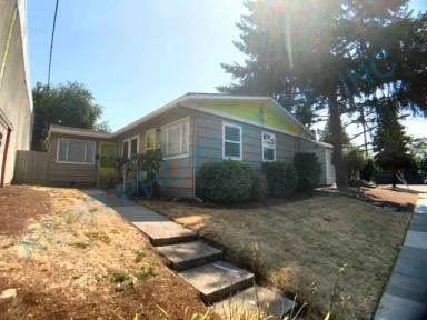 Main picture of 2920 SE 16th Ave