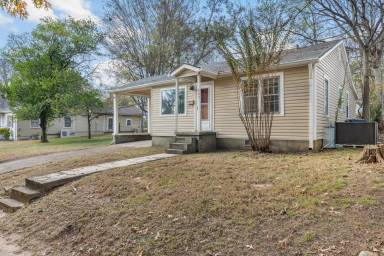 Main picture of 809 E Mobile St