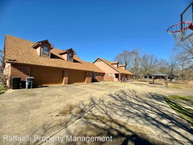 Main picture of 30 Oakridge Dr