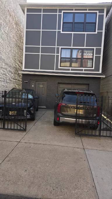 Main picture of 128 New York Ave