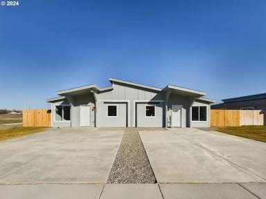 Main picture of 1045 NE Emerald Dr