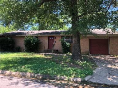 Main picture of 1295 E Houston St