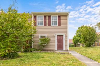 Main picture of 120 Palace Cir