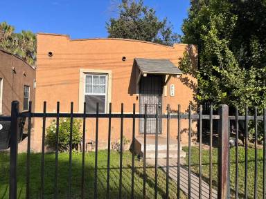 Main picture of 361 W 16th St