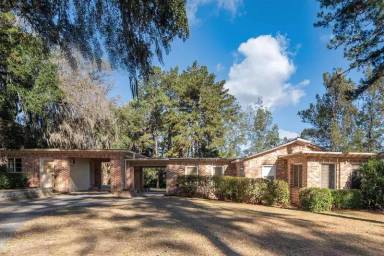 Main picture of 2818 Lakeshore Dr