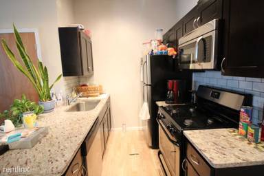 Main picture of 7044 N Clark St