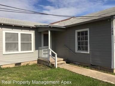 Main picture of 706 S Robinson Dr