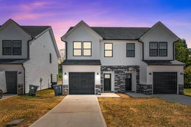 Main picture of 806 Crown Point Dr