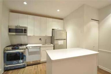 Main picture of 226 E 70th St