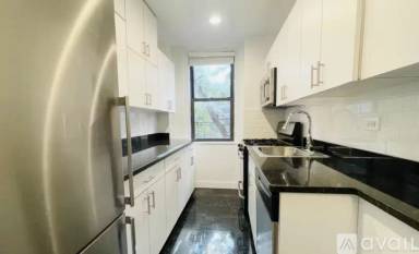 Main picture of 71 W 12th St