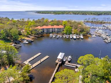 Main picture of 300 Yacht Club Dr