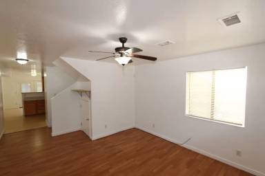 Main picture of 1909 E Maple Ave