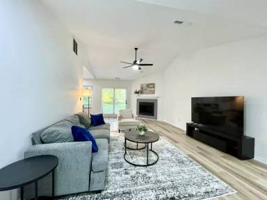Main picture of 3210 Oak Lawn Dr