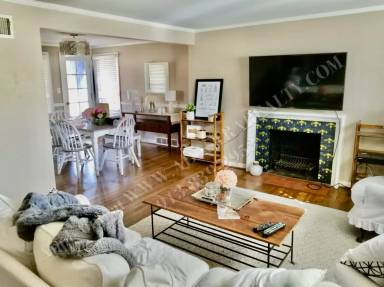 Main picture of 7404 Village Dr