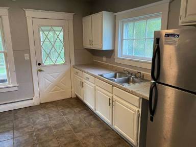 Main picture of 920 River St