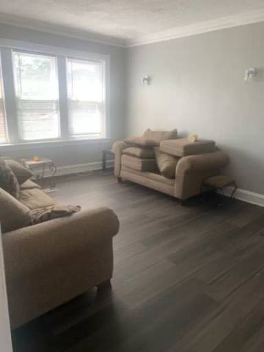 Main picture of 940 E 80th St