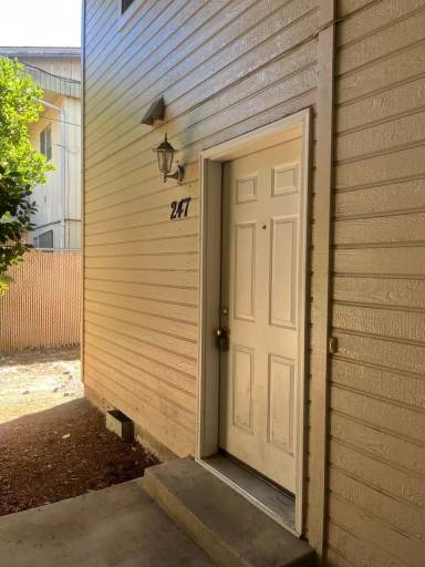 Main picture of 221 W Pine St