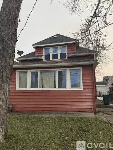 Main picture of 166 Hewitt Ave