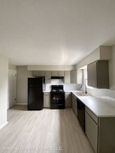 Main picture of 749 W 61st St