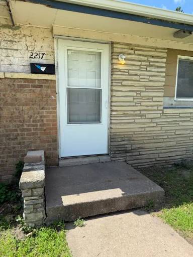 Main picture of 2217 S Water St