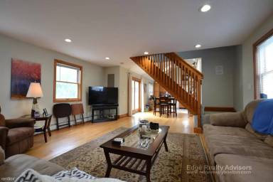 Main picture of 263 N Harvard St