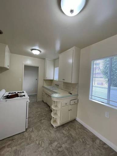 Main picture of 570 W 18th St