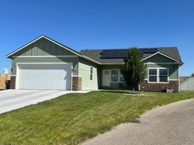 Main picture of 1600 NE Cinder Loop