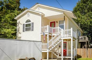 Main picture of 2213 Little St