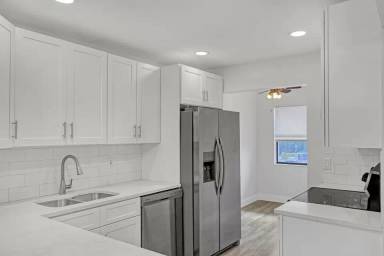 Main picture of 5985 Forest Hill Blvd