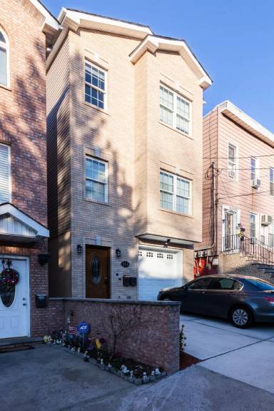 Main picture of 250 Hutton St