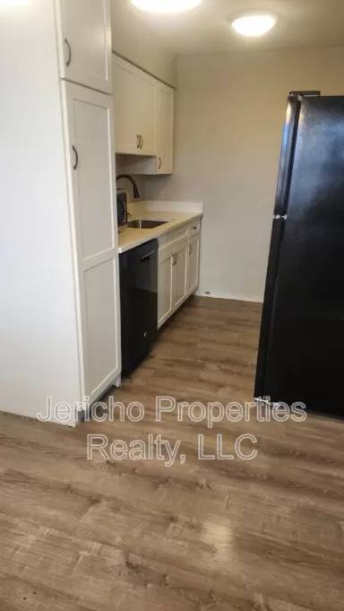 Main picture of 633 Oak St