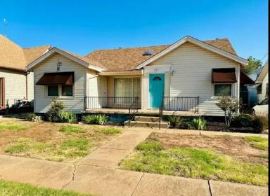 Main picture of 215 E Cypress St