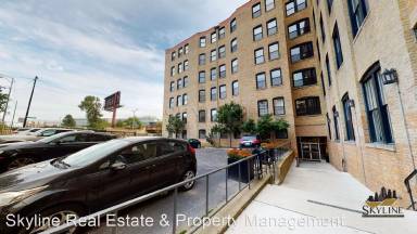 Main picture of 525 N Halsted St