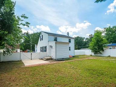 Main picture of 522 Laurel Blvd