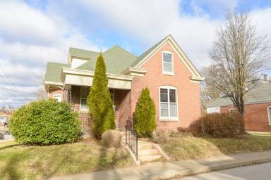 Main picture of 218 Center St