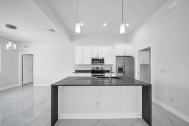 Main picture of 2504 SW 32nd St