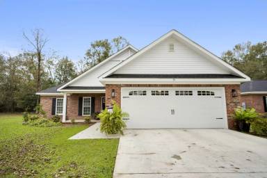 Main picture of 15 Grove Cir