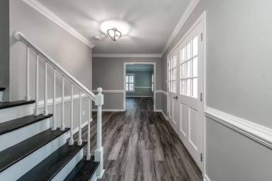 Main picture of 100 Greenwood Dr
