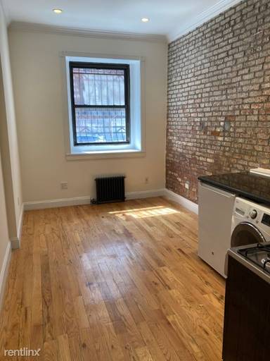 Main picture of 443 E 78th St