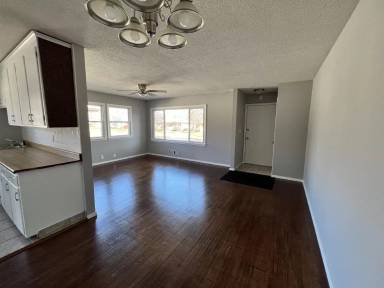 Main picture of 213 Poplar St W