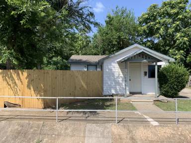 Main picture of 204 S Stewart Ave