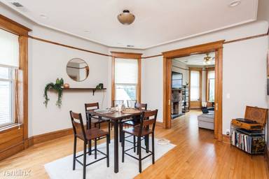 Main picture of 1032 W Roscoe St